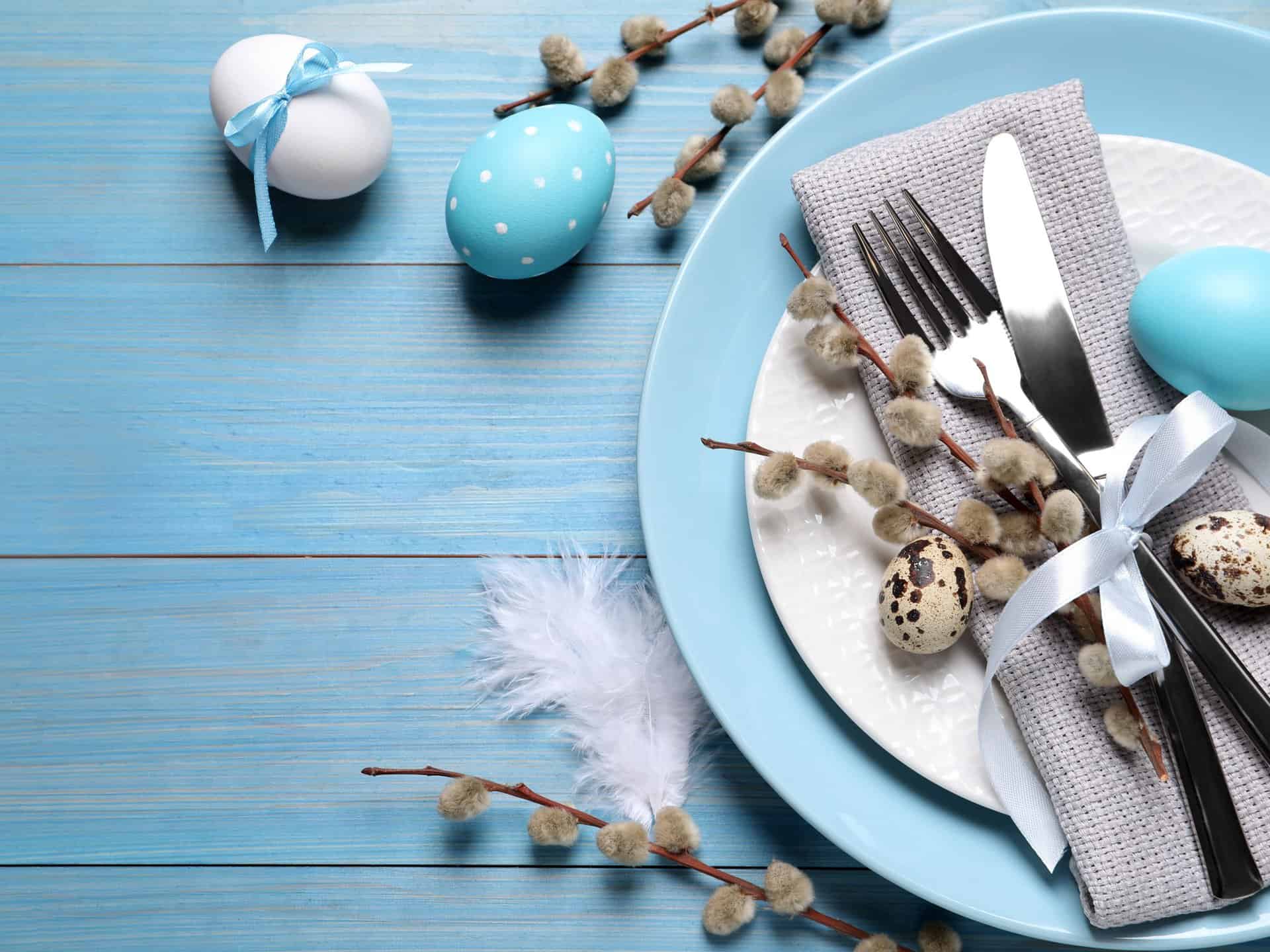 Gedeck mit Osterdekoration